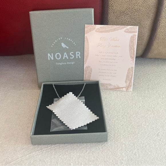 Silver Heart 'Mom' Pendant Necklace - NWOT - Picture 2 of 13